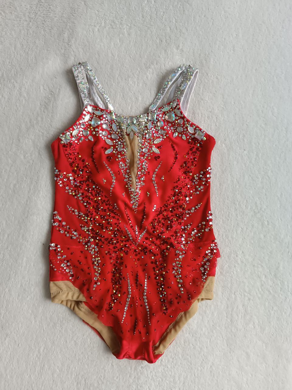 czerwony kostium gimnastyczny z detalami, profesjonalna fotografia, elegancka prezentacja