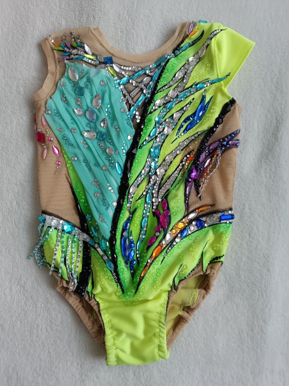 zbliżenie szczegółu haftowanego kostiumu gimnastycznego, skomplikowana robota z koralikami, luksusowe rzemiosło